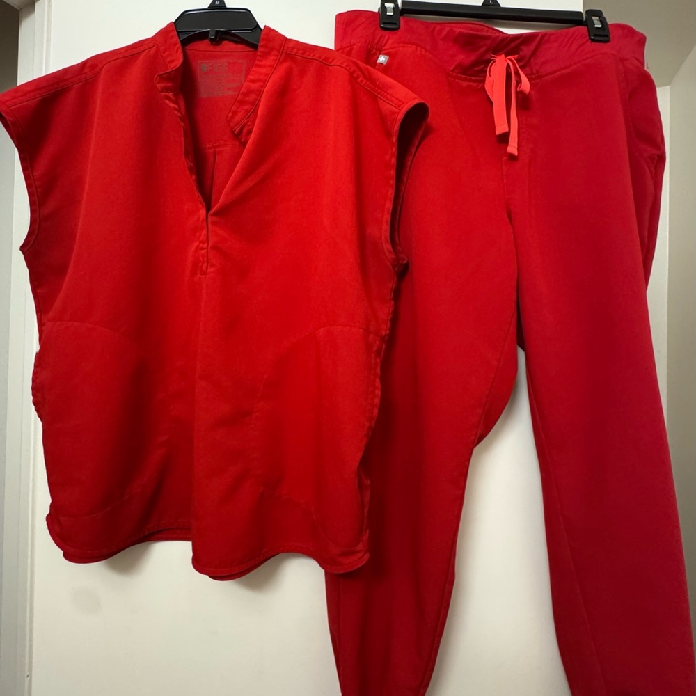 ⸻

FIGS Collection Scrub Set – Radiant Red – Top (L) + Jogger Pants (XL)